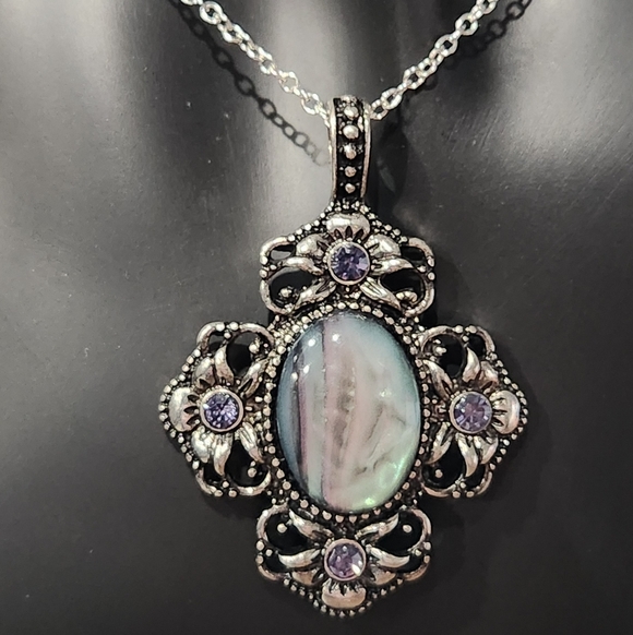 Elegant Silver Pendant Necklace - Picture 3 of 5